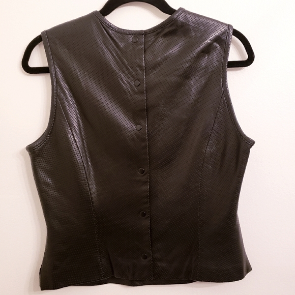 Cynthia Rowley sleeveless leather top with matching mini skirt. - Picture 2 of 9